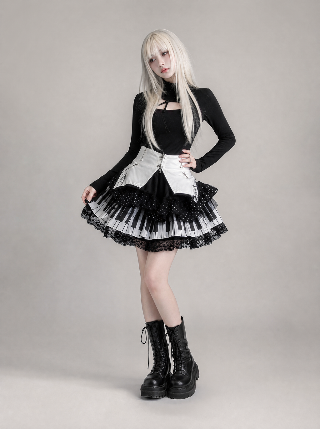 Worn by a Japanese female model: Harajuku Gothic Lolita Lace Skirt