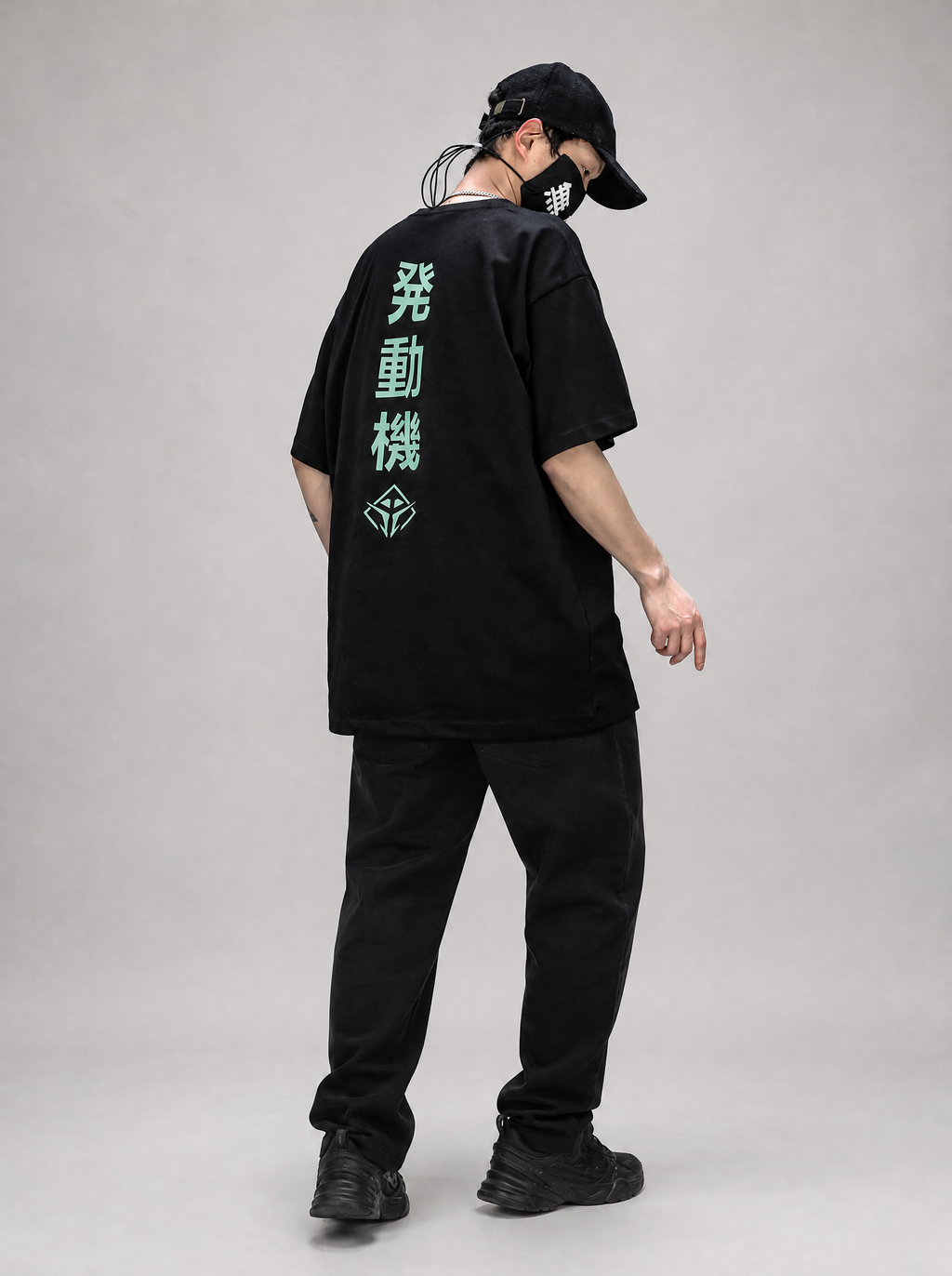 Worn by a Japanese male model: HiT16 Alien Movement Tee